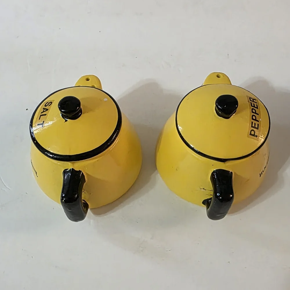 Vtg Tea Kettle Salt And Pepper Shaker Set